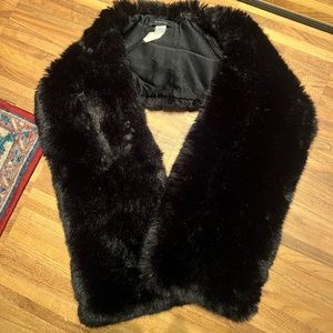 Women’s Aritzia Babaton pull through fur-like scarf, black